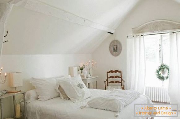 Biała sypialnia w stylu shabby chic