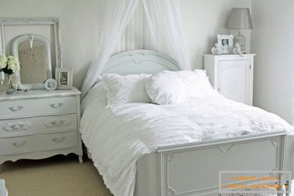 Romantyczna sypialnia z białym łóżkiem i wystrojem