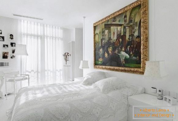 Olśniewająca biała sypialnia w mieszanym stylu