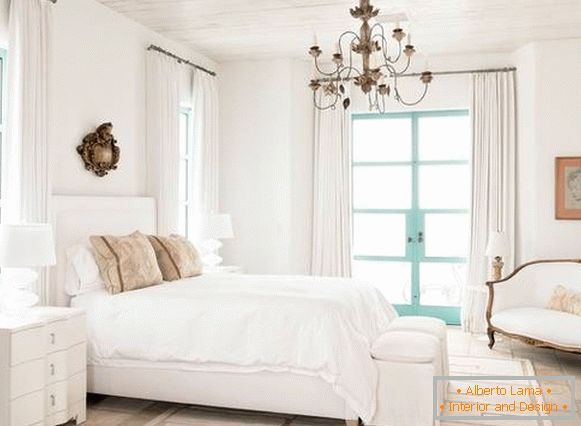 Stylowa sypialnia w odcieniach bieli