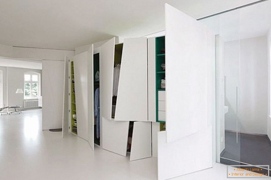 Białe drzwi w stylu high-tech