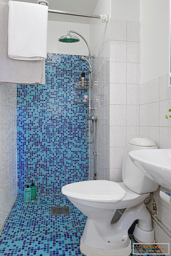 Niebieskie płytki mozaiki w toalecie