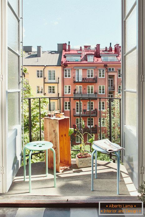 Mały balkon z widokiem na miasto