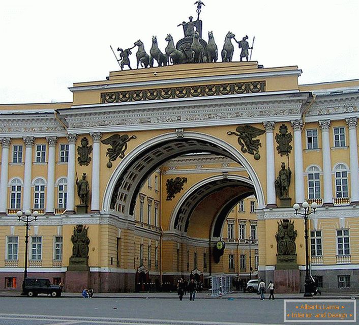 Wspaniałe kreacje architektoniczne w stylu imperium rosyjskiego są z szacunkiem zachowane z roku na rok.