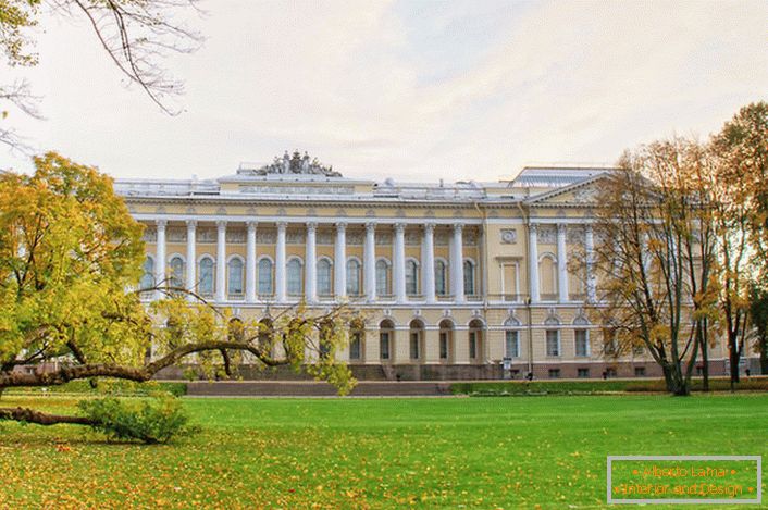 Luksusowy Pałac Michajłowski w stylu empire w Sankt Petersburgu.