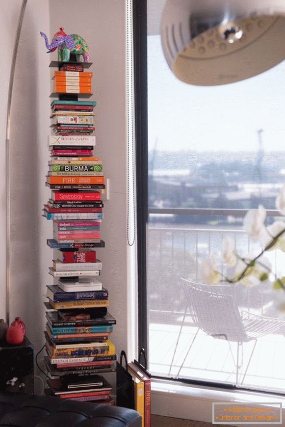 Półka na książki w rogu