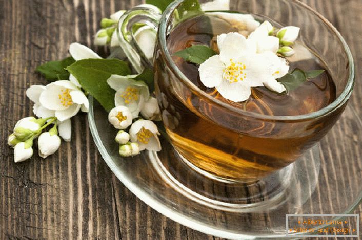 Historia popularności herbaty z jaśminem wiąże się z chińskimi uzdrowicielami, którzy twierdzili, że jaśmin ma właściwości afrodyzjaku, pomagając kobietom stać się pożądanymi. 