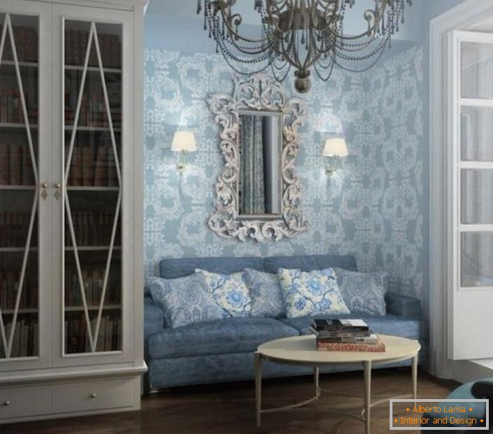 Pokój gościnny w niebieskich kolorach. Dekoracje ścian dobierane są zgodnie z wymogami stylu barokowego.