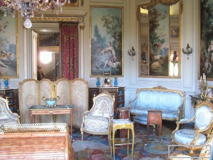 Tapety, imitujące stare obrazy, w pokoju gościnnym w stylu barokowym. 