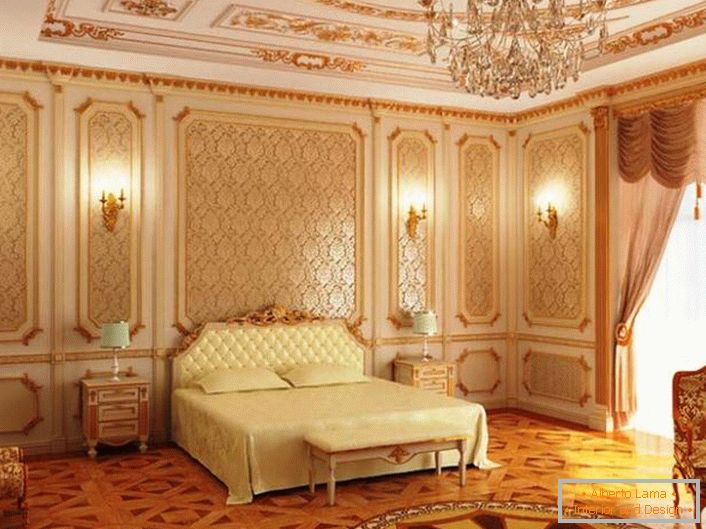 Złote wzory idealnie pasują do całości kompozycji w stylu barokowym. Stylowa sypialnia dla pary.