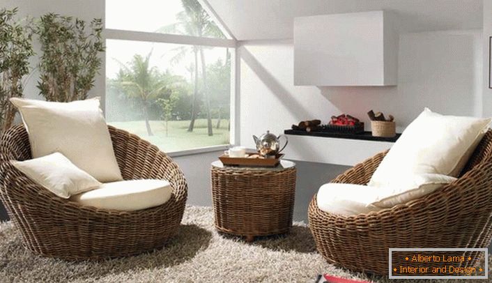 Wiklinowe fotele z białymi miękkimi poduszkami i dywanem o wysokim włosie będą najlepszą ozdobą pokoju gościnnego w stylu eko.