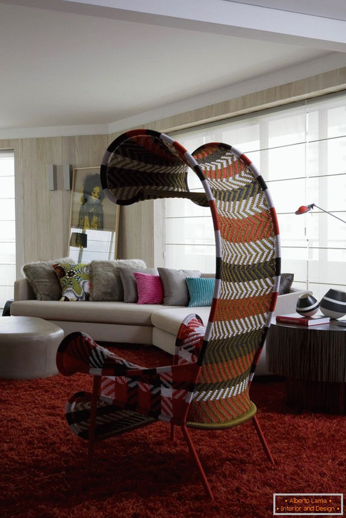 Designerski model mebli do salonu w stylu ekologicznym - fotel w tkaninie z baldachimem.