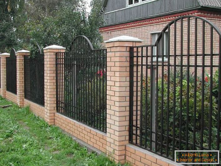 Eleganckie modułowe ogrodzenie dla małej willi jest uważane za najbardziej odpowiednią opcję. 