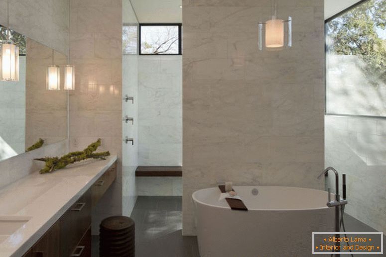 stylowa marmurowa łazienka dla prywatnej-niebo-aura-z wanną-zaokrąglona-biała-wanna-lampa wisząca-ponad-także-prawie-lustrzane-jak-lampy-do-umywalek
