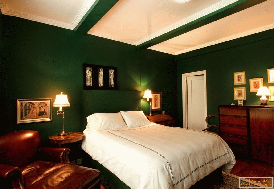Biały, ciemnozielony i drewno to idealne połączenie do sypialni