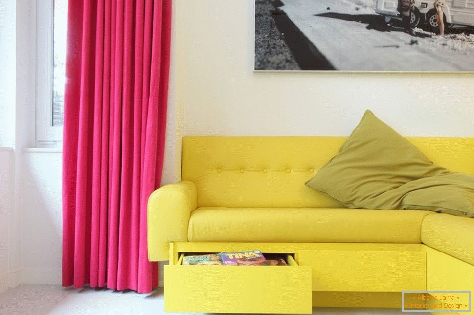 Żółta sofa i szkarłatne zasłony