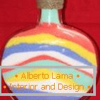 Połączenie warstw kolorowej soli w butelce