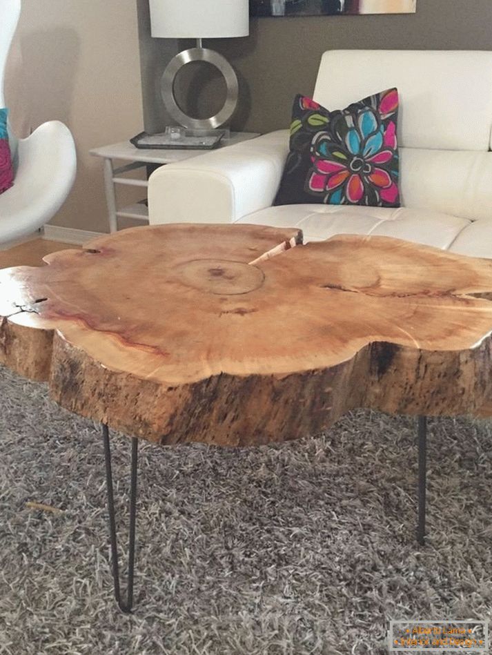 Duży stolik kawowy wykonany z naturalnego drewna