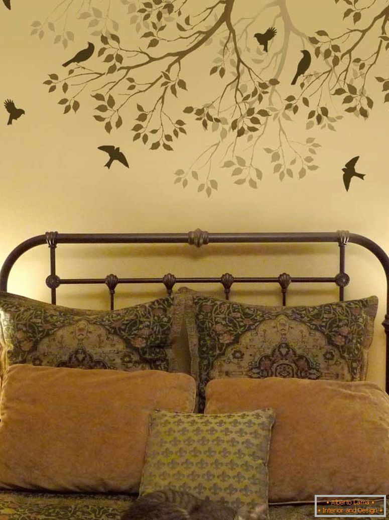 Drzewo z ptakami nad łóżkiem