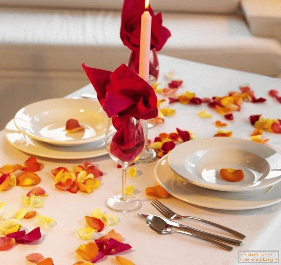Prosta dekoracja stołu z płatkami róż