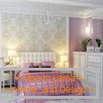 Białe fioletowe wnętrze sypialni