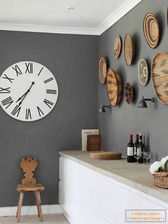 Zegar i inne dekoracje ścian kuchni