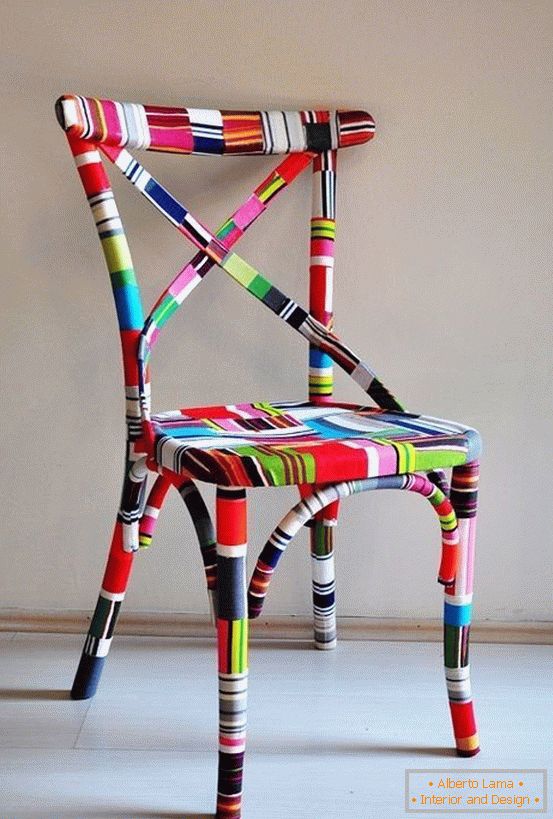 Wklejanie krzesła z kolorowymi naklejkami