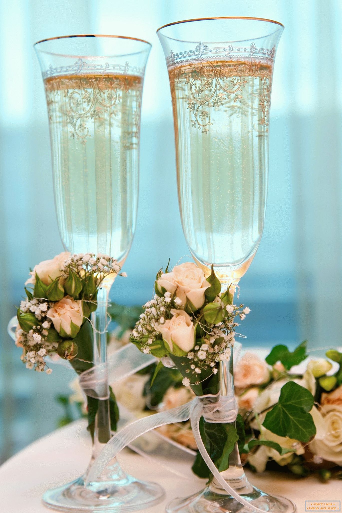 Ślubne kieliszki ze sztucznymi kwiatami