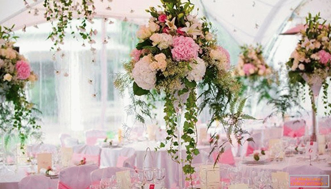 Dekoracja sali weselnej ze świeżymi kwiatami
