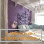 Fioletowa ściana w projekcie sypialni