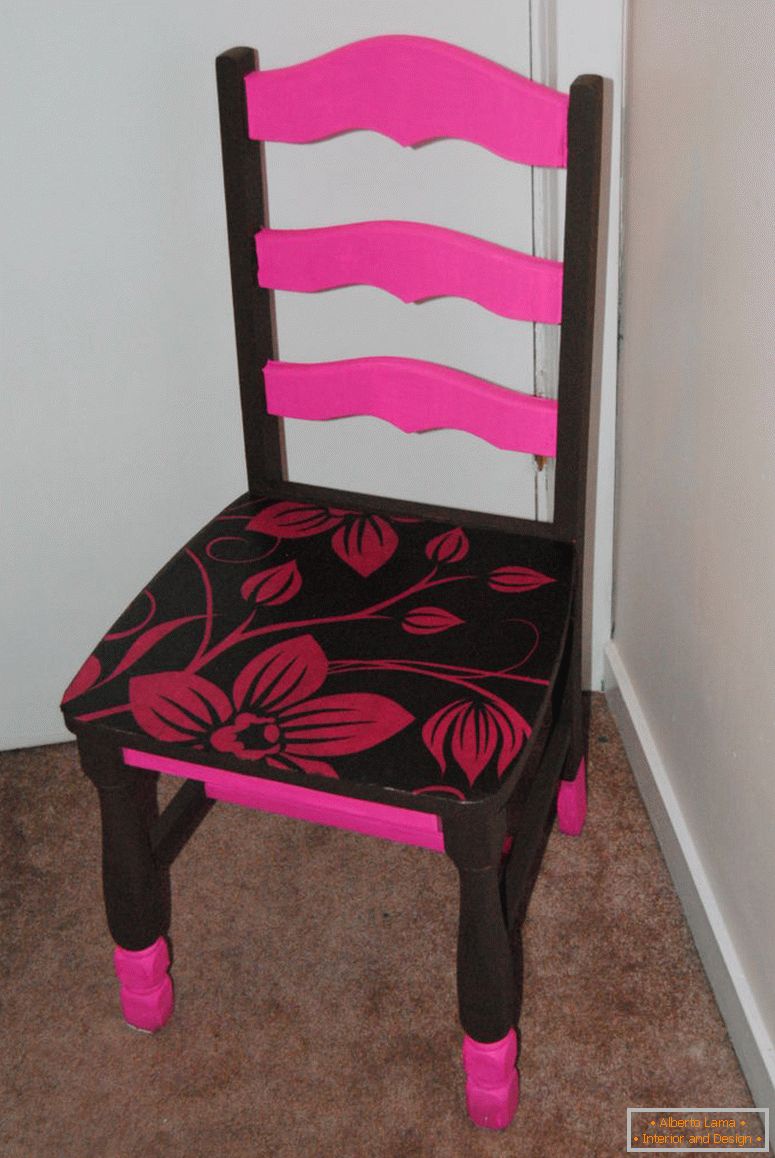 krzesło w kolorze decoupage w kolorze różowo-brązowym