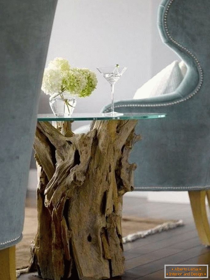Stolik kawowy z drewna i szkła