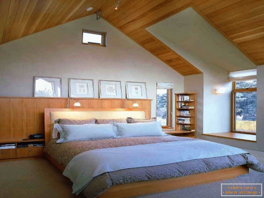 Sypialnia z drewnianym sufitem
