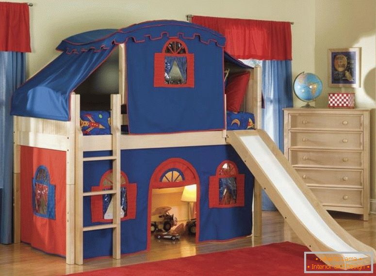 cudownie-fajne-dzieci-łóżka-z-krem-drewniane-łóżko-piętrowe-namiot-być wyposażone-czerwony-niebieski-tkaniny-namiot-na-łóżka-i-jasnobrązowy-drewniane-szafka-5- szuflady-blisko-okna-także-czerwone-futrzane-dywaniki-nad-drewnianą podłogą-z-dziećmi-b