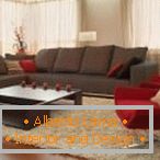 Brązowa sofa i czerwony fotel w salonie