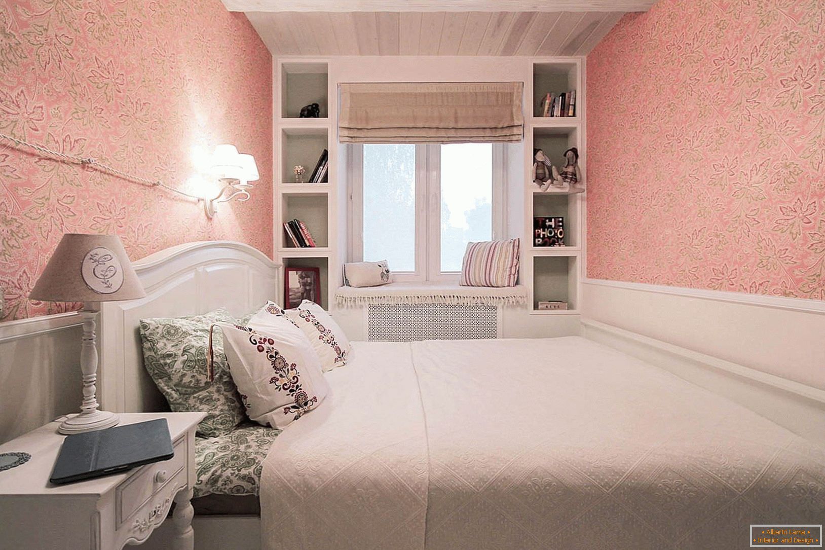 Sypialnia z tapetą i drewnianym sufitem