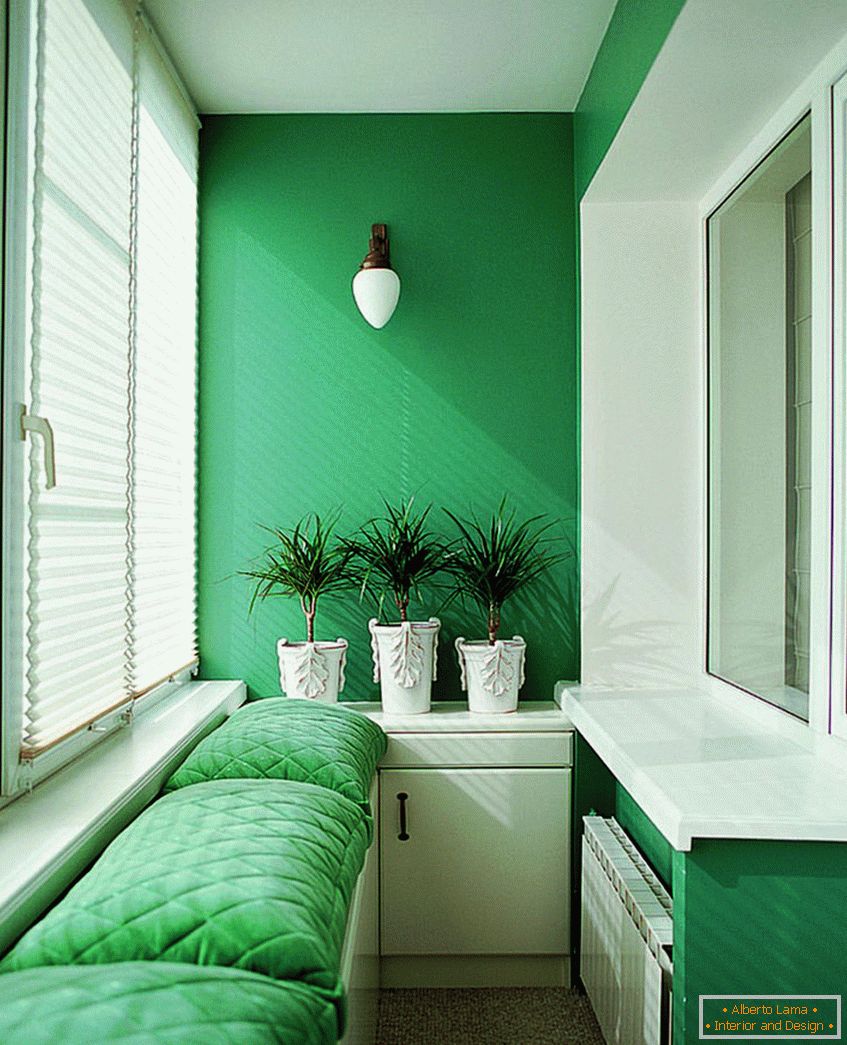 Balkon z biało-zielonym wnętrzem