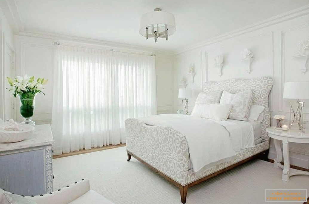 Projekt białej sypialni w stylu klasycznym