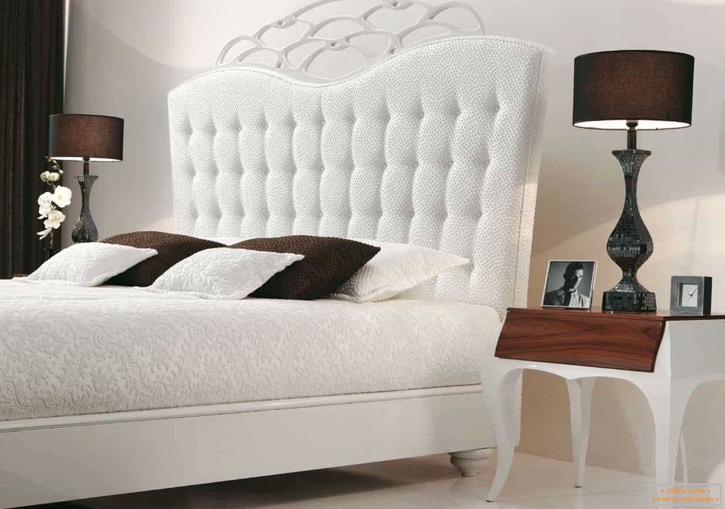 Białe łóżko w stylu klasycznym