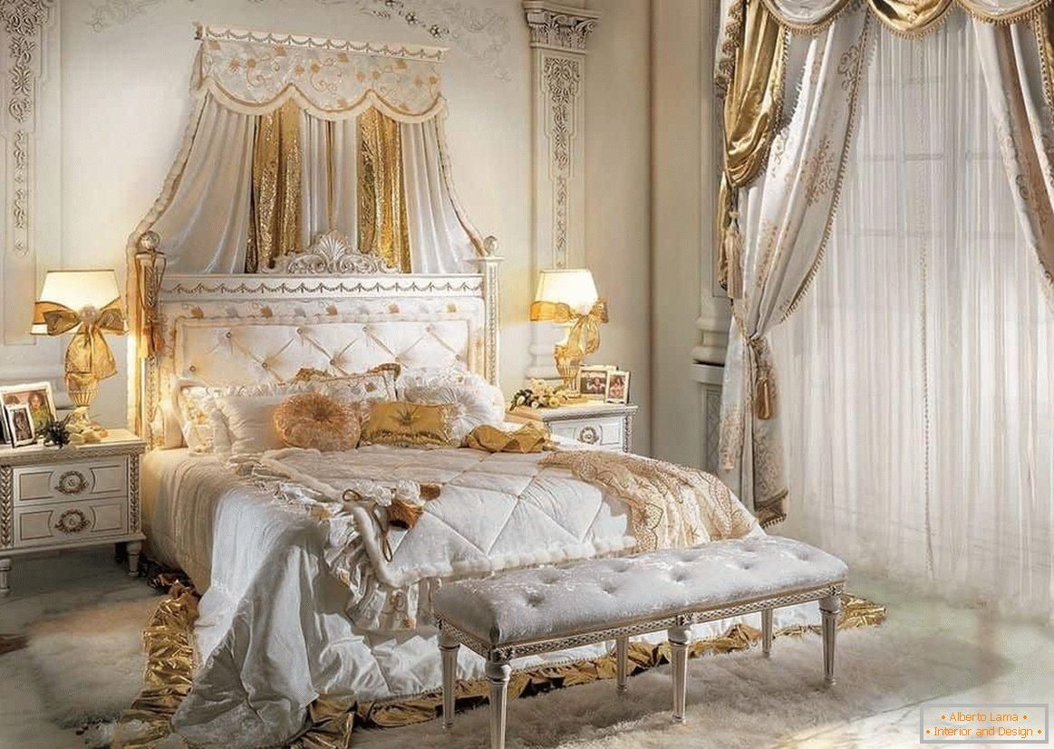 Łóżko w klasycznej białej sypialni i ścianie ozdobionej sztukaterią
