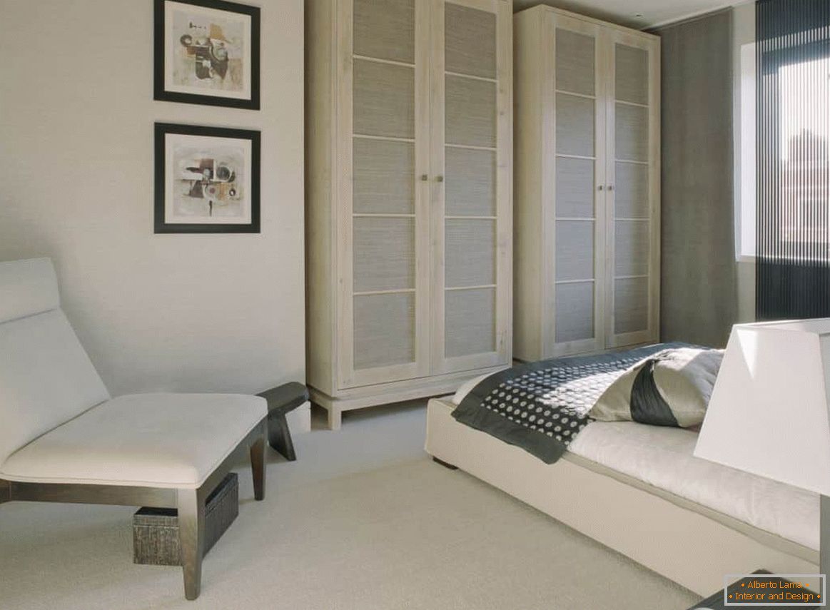 Klasyczna biała sypialnia z wygodnymi szafami