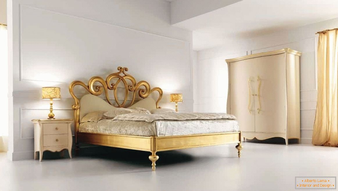Przestronna biała sypialnia w klasycznym stylu