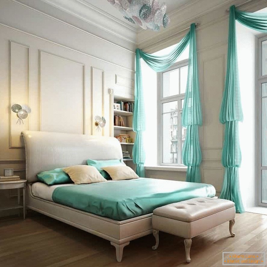 Białe wnętrze klasycznej sypialni można rozcieńczyć kolorową pościelą i zasłonami