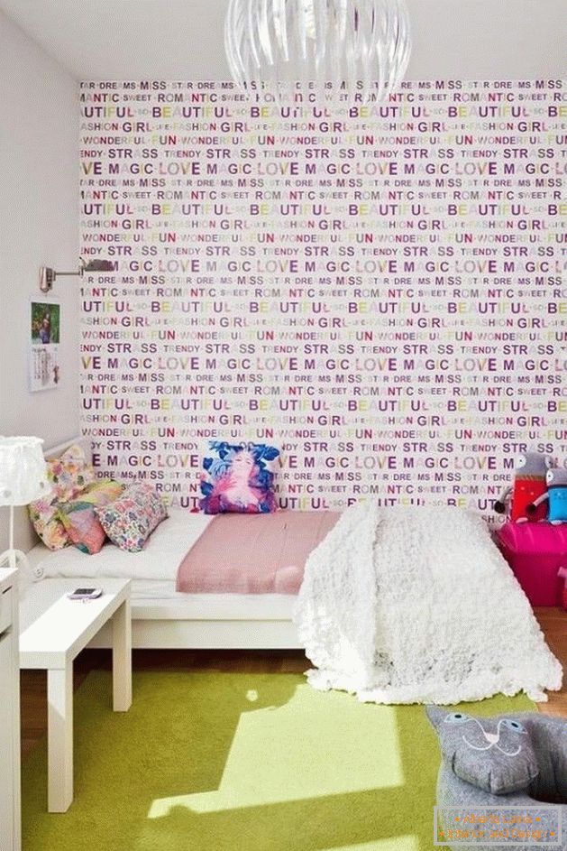 Kolorowe tapety w sypialni dziewczyny