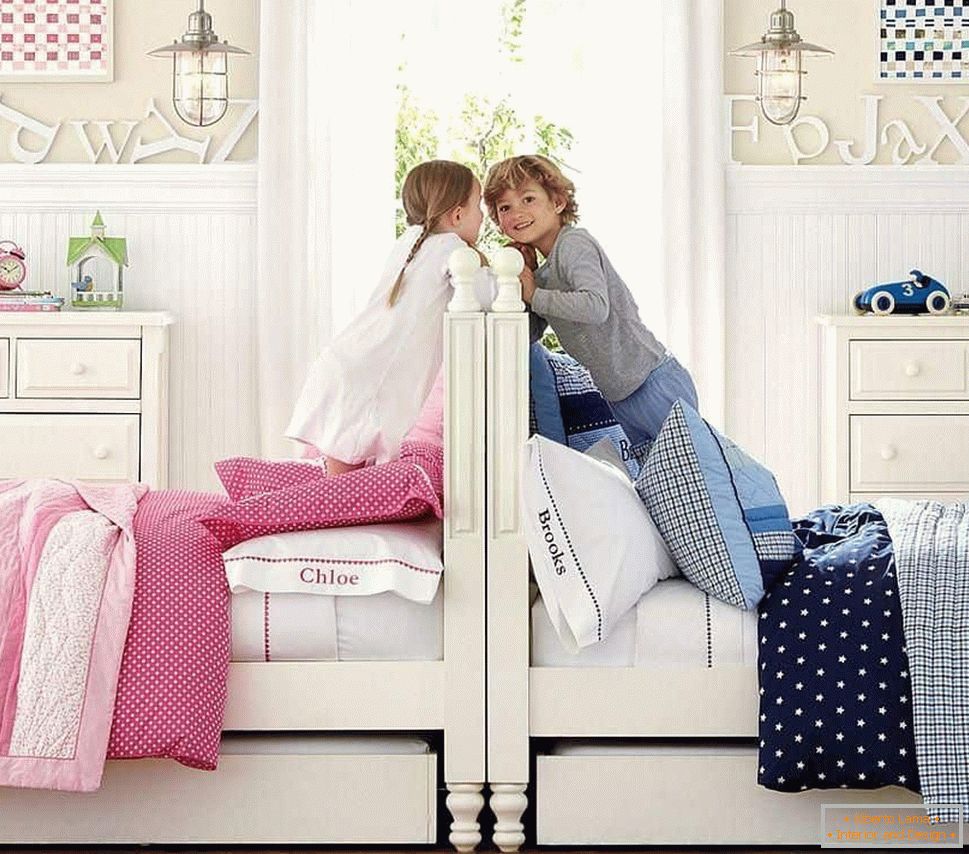 Wspólna głowa łóżka w pokoju dziecięcym dla dwójki dzieci przeciwnej płci