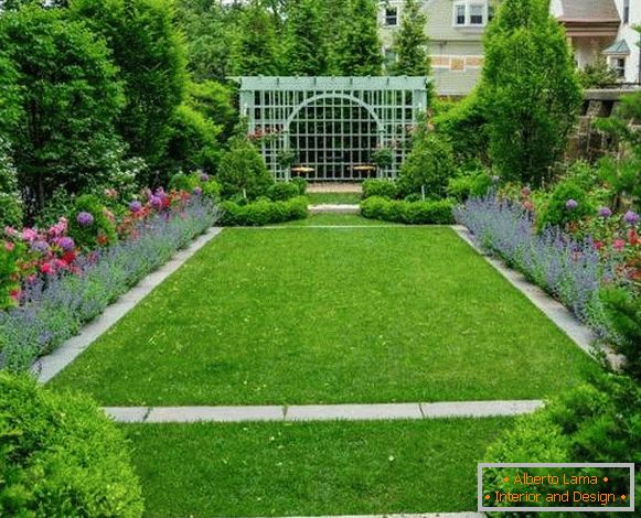 Projekt projektu podwórza prywatnego domu we wsi - kwiaty w ogrodzie
