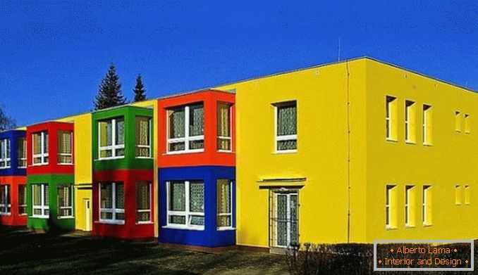 Rozwiązanie kolorystyczne fasady prywatnego domu фото
