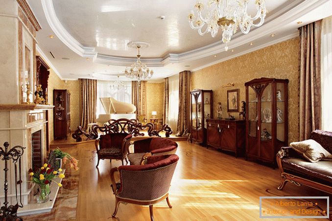 Pokój dzienny w prywatnym domu w stylu klasycznym