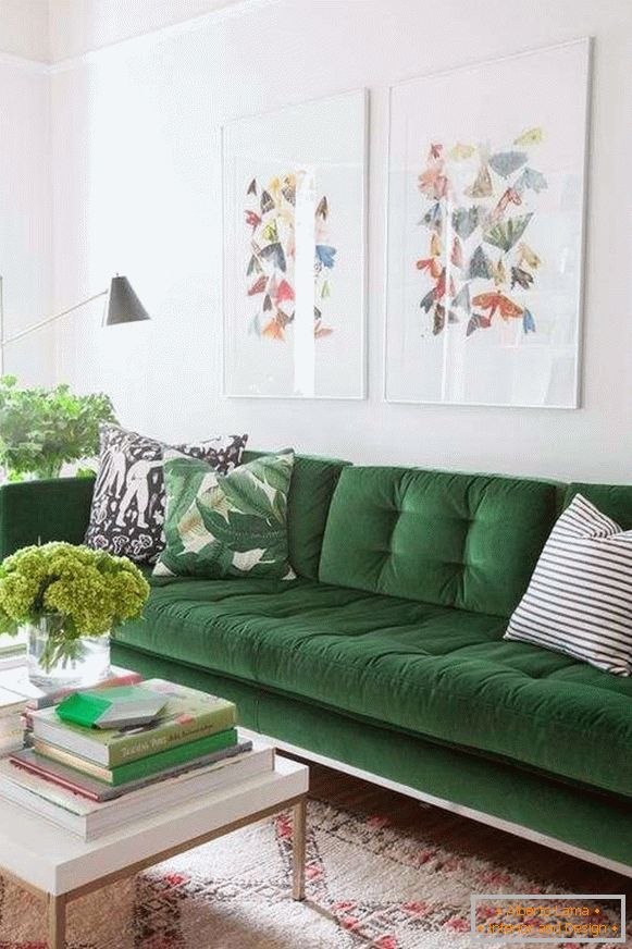 Zielona aksamitna sofa we wnętrzu salonu - zdjęcie