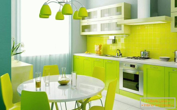 Świeży, bogaty odcień zieleni to doskonały wybór do dekoracji małej kuchni.